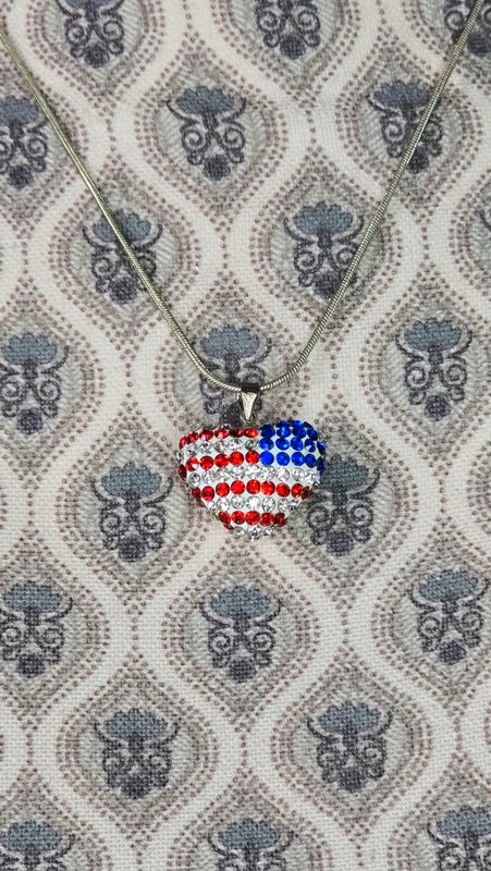 collier vintage - neuf - chaine argenté - pendentif coeur strass drapeau USA américain etats unis - brillant
