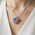 collier vintage - neuf - chaine argenté - pendentif coeur strass drapeau USA américain etats unis - brillant
