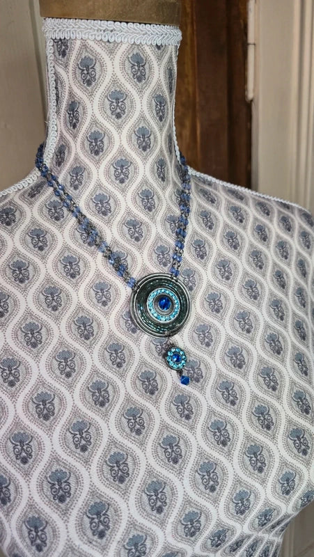 collier vintage - neuf - chaine perles bleu translucide - pendentifs ronds strass brillants bleu turquoise - chic élégant