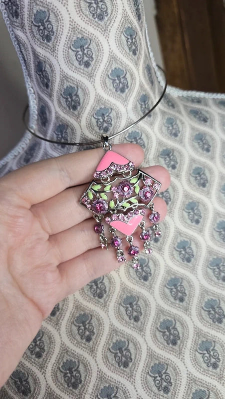 pendentif vintage - neuf - strass rose fleurs feuilles vertes fuchsia - articulé - chic