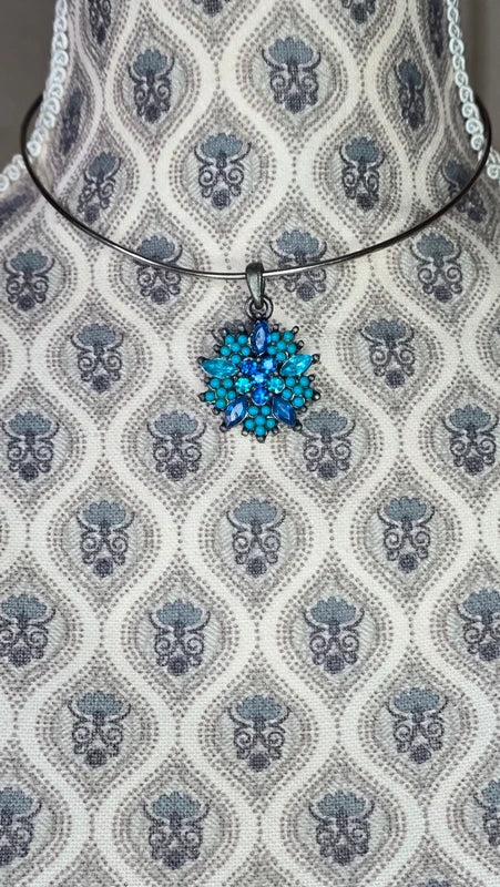 pendentif vintage - neuf - forme étoile fleur - strass bleu turquoise bleu clair - brillant chic élégant