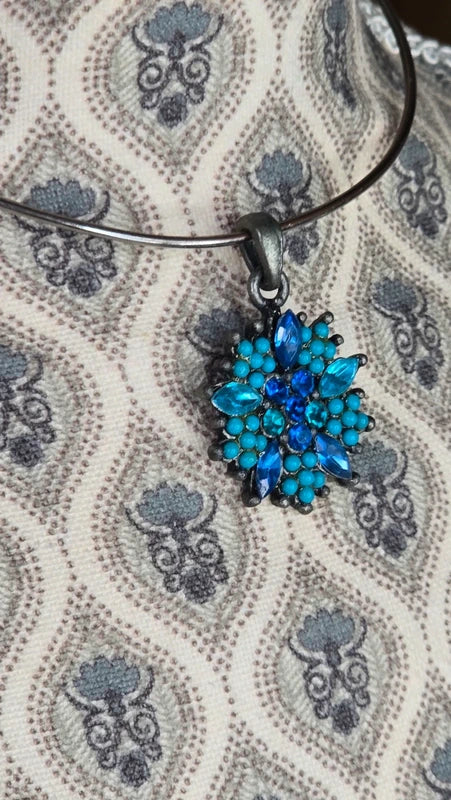 pendentif vintage - neuf - forme étoile fleur - strass bleu turquoise bleu clair - brillant chic élégant