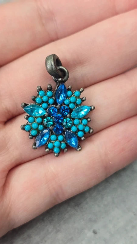 pendentif vintage - neuf - forme étoile fleur - strass bleu turquoise bleu clair - brillant chic élégant