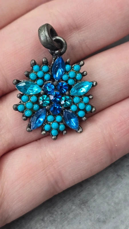 pendentif vintage - neuf - forme étoile fleur - strass bleu turquoise bleu clair - brillant chic élégant