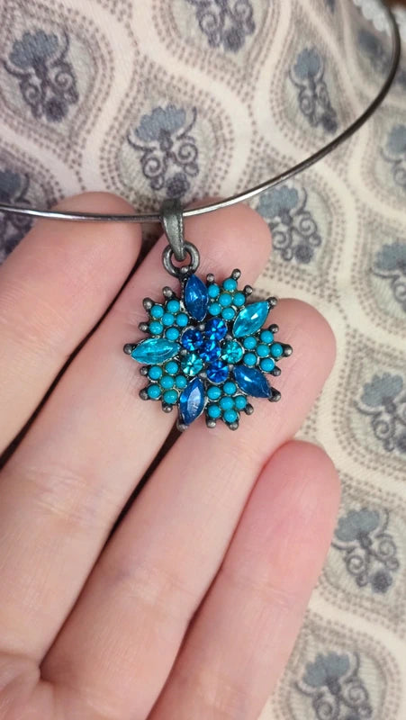 pendentif vintage - neuf - forme étoile fleur - strass bleu turquoise bleu clair - brillant chic élégant