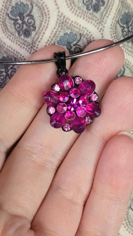 pendentif vintage - neuf - fleur strass rose fuchsia élégant chic lumineux