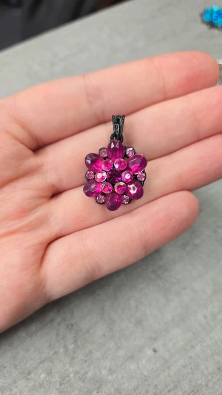 pendentif vintage - neuf - fleur strass rose fuchsia élégant chic lumineux
