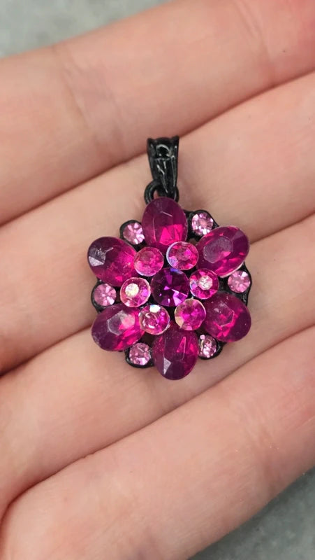 pendentif vintage - neuf - fleur strass rose fuchsia élégant chic lumineux