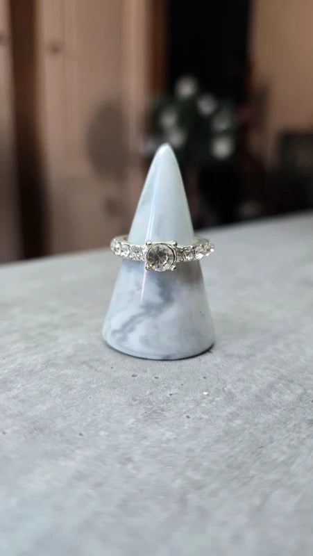 bague - neuf - solitaire style diamant strass effet alliance - taille 19 mm - chic élégant