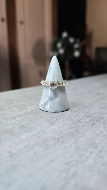 bague - neuf - solitaire style diamant strass effet alliance - taille 19 mm - chic élégant