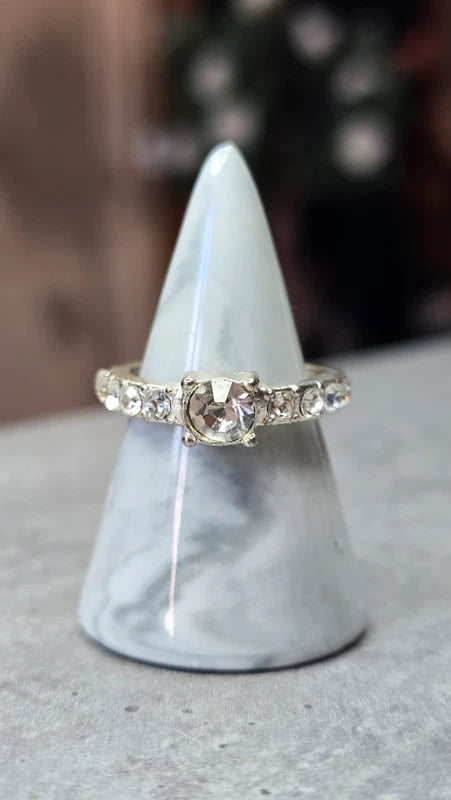bague - neuf - solitaire style diamant strass effet alliance - taille 19 mm - chic élégant