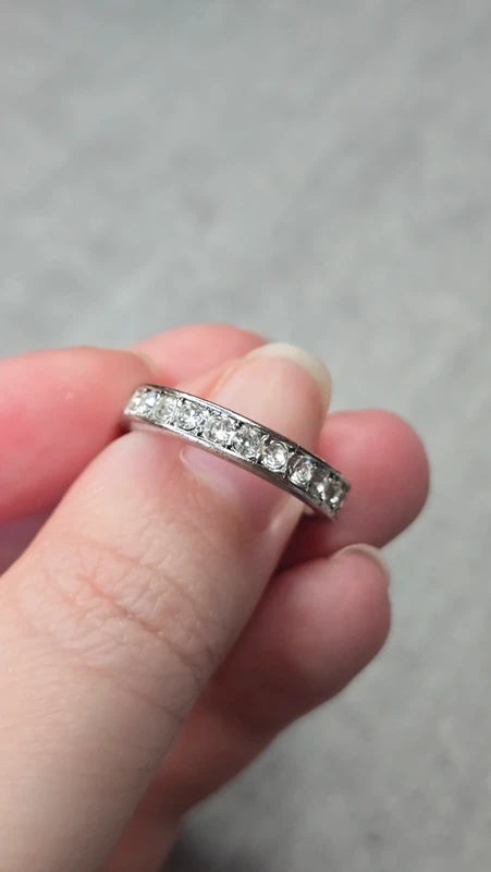 bague argenté - neuf - tout le tour en strass - effet alliance effet diamant - chic élégant - taille 19 mm