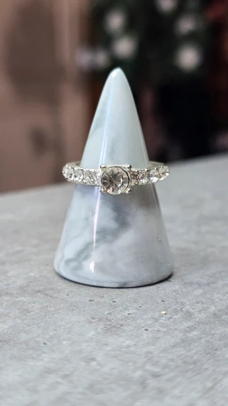 bague - neuf - solitaire style diamant strass effet alliance - taille 19 mm - chic élégant