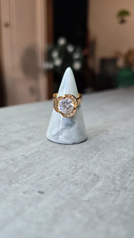 bague vintage - doré - fleur grande pierre brillante entouré de strass - chic élégant - 18 mm