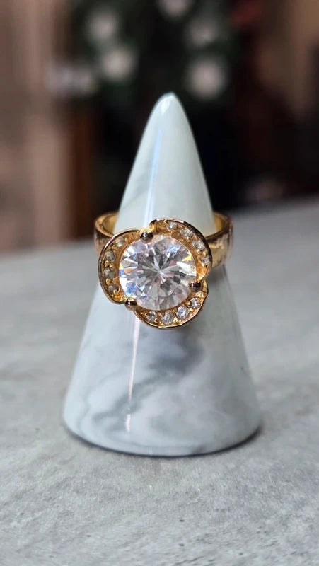 bague vintage - doré - fleur grande pierre brillante entouré de strass - chic élégant - 18 mm