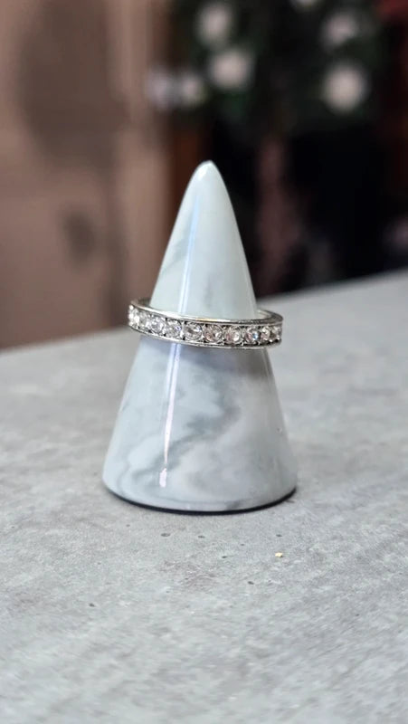 bague argenté - neuf - tout le tour en strass - effet alliance effet diamant - chic élégant - taille 19 mm
