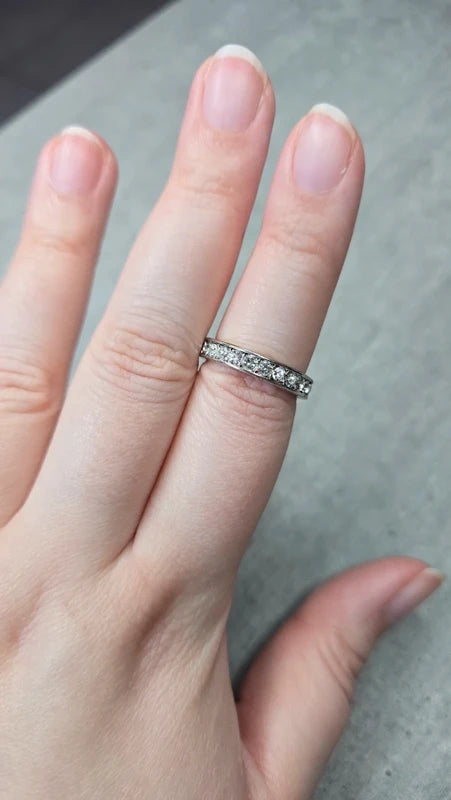 bague argenté - neuf - tout le tour en strass - effet alliance effet diamant - chic élégant - taille 19 mm