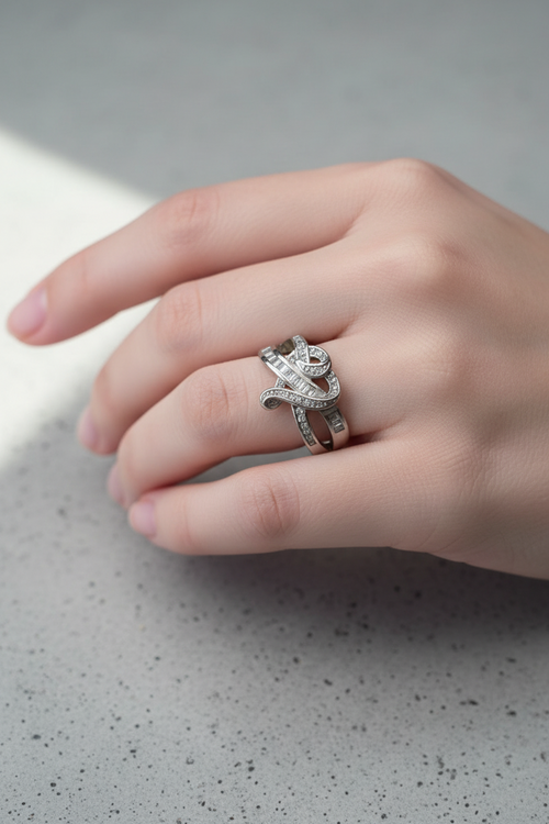 bague vintage - neuf - coeur entrelacé argenté - strass pierre - chic élégant - taille 18 mm