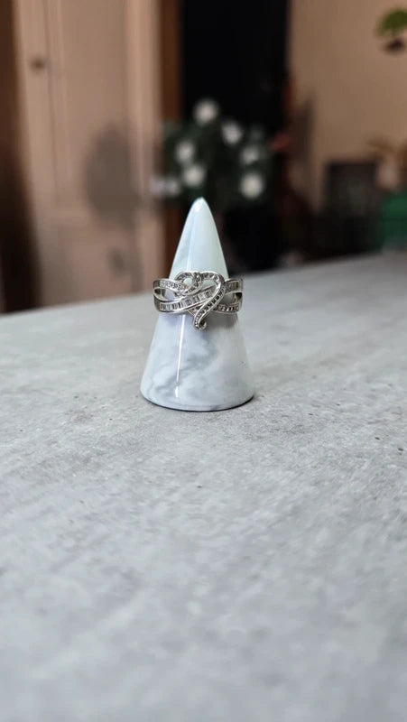bague vintage - neuf - coeur entrelacé argenté - strass pierre - chic élégant - taille 18 mm