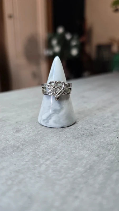 bague vintage - neuf - coeur entrelacé argenté - strass pierre - chic élégant - taille 18 mm