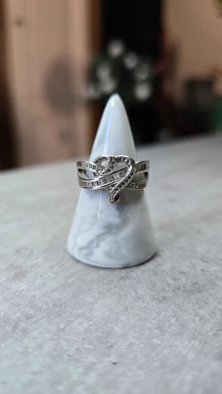 bague vintage - neuf - coeur entrelacé argenté - strass pierre - chic élégant - taille 18 mm