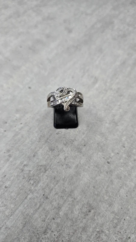 bague vintage - neuf - coeur entrelacé argenté - strass pierre - chic élégant - taille 18 mm