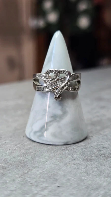 bague vintage - neuf - coeur entrelacé argenté - strass pierre - chic élégant - taille 18 mm