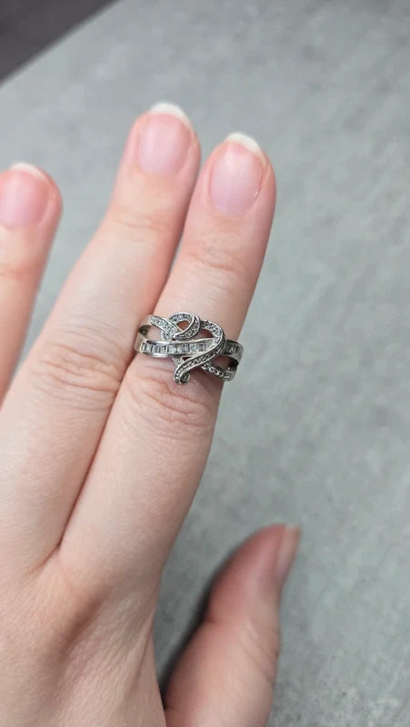 bague vintage - neuf - coeur entrelacé argenté - strass pierre - chic élégant - taille 18 mm