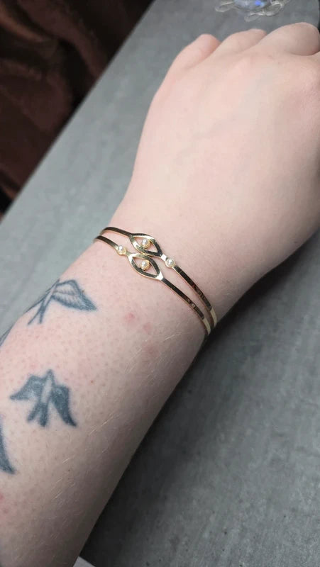 bracelet jonc - neuf - doré - ajouré - perles blanches nacrée - ajustable - chic élégant - acier inoxydable