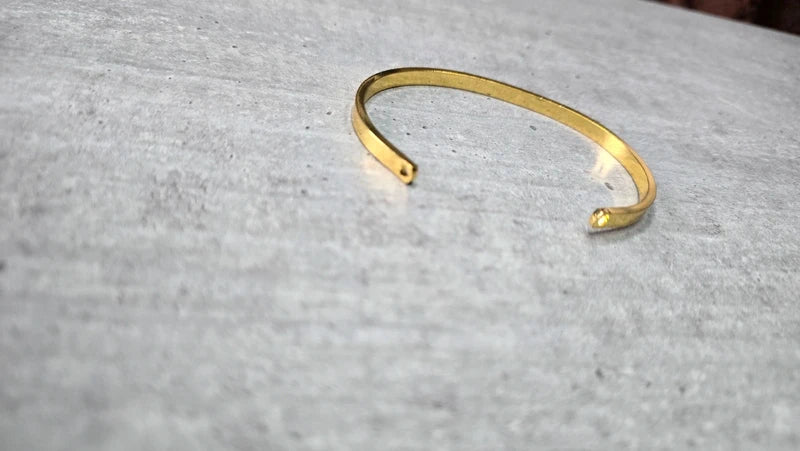 bracelet jonc - neuf - doré - gravé best friends & sisters - ajustable - acier inoxydable - idée cadeau