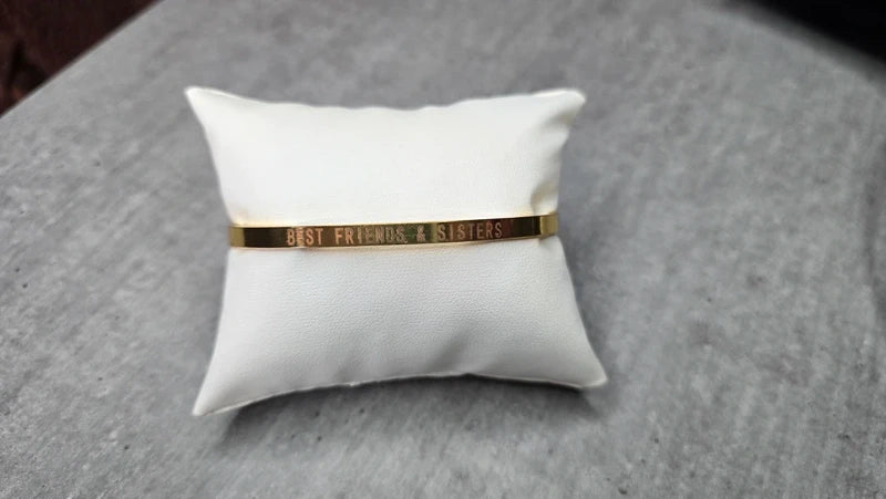 bracelet jonc - neuf - doré - gravé best friends & sisters - ajustable - acier inoxydable - idée cadeau