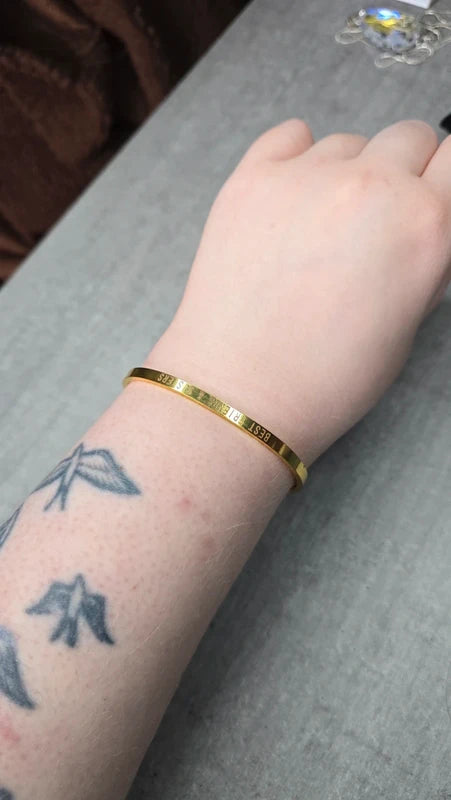 bracelet jonc - neuf - doré - gravé best friends & sisters - ajustable - acier inoxydable - idée cadeau