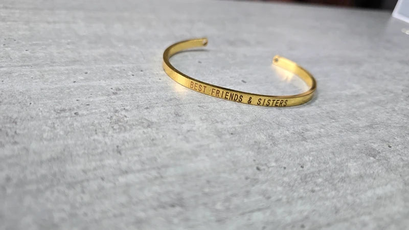 bracelet jonc - neuf - doré - gravé best friends & sisters - ajustable - acier inoxydable - idée cadeau