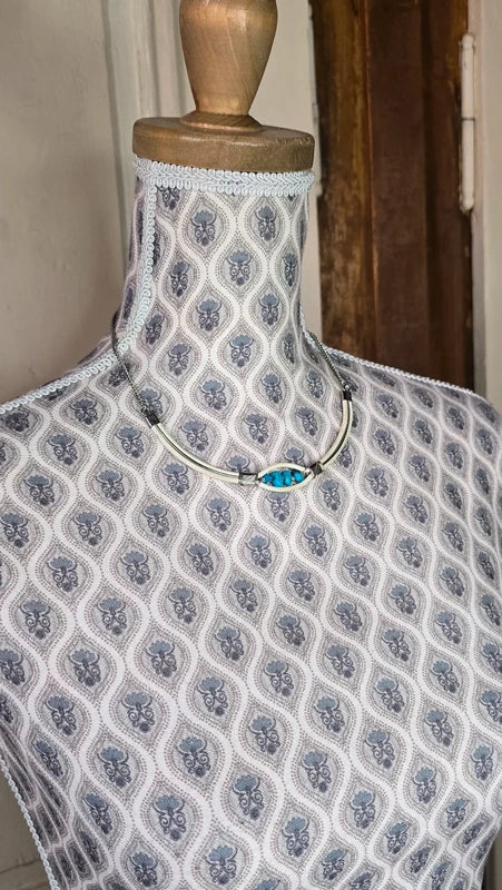 collier vintage - cerceau blanc crème - pierre naturelle turquoise - chic rétro élégant
