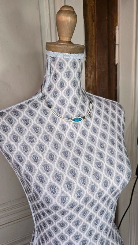 collier vintage - cerceau blanc crème - pierre naturelle turquoise - chic rétro élégant