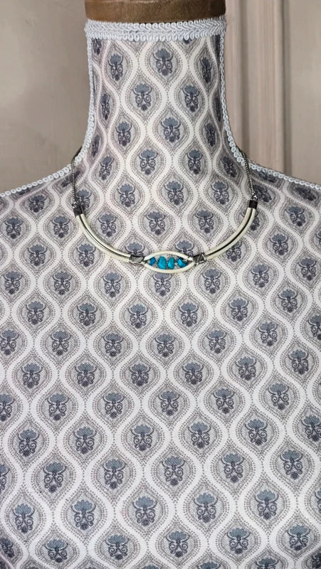 collier vintage - cerceau blanc crème - pierre naturelle turquoise - chic rétro élégant