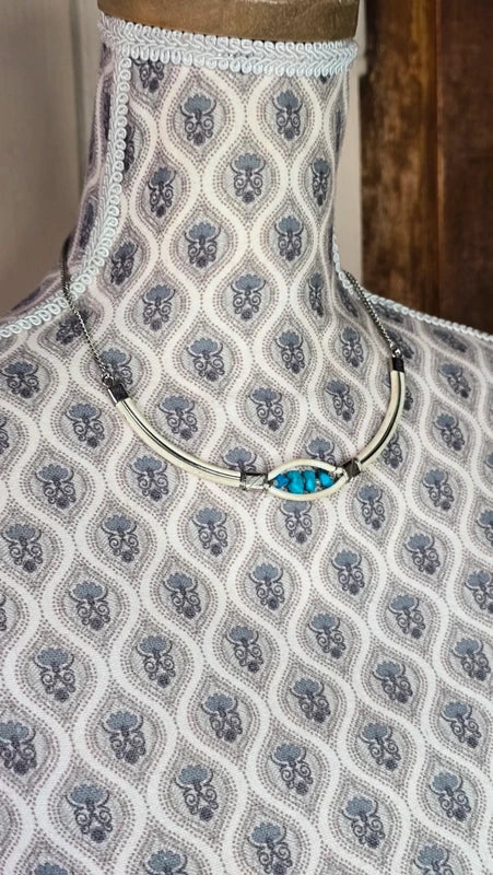 collier vintage - cerceau blanc crème - pierre naturelle turquoise - chic rétro élégant