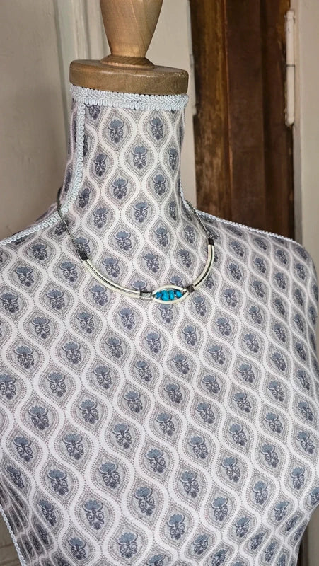 collier vintage - cerceau blanc crème - pierre naturelle turquoise - chic rétro élégant