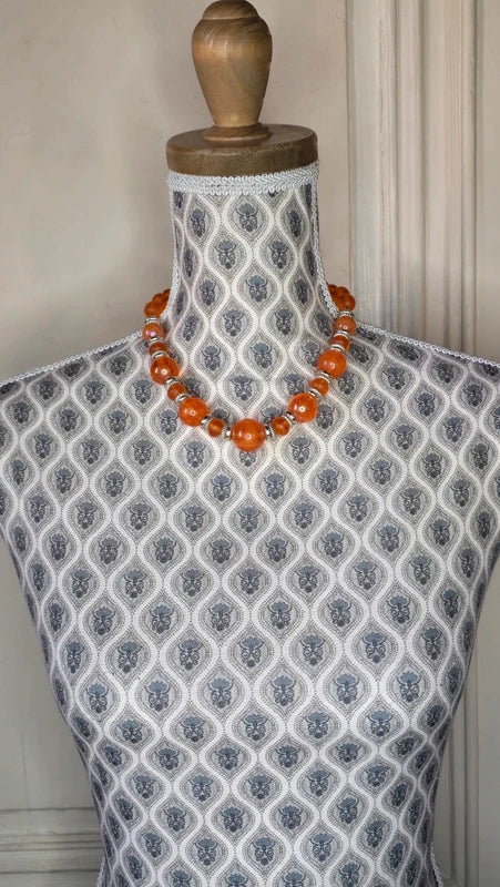 collier vintage - neuf - grosses perles orange perles mates - séparateurs argenté - rétro