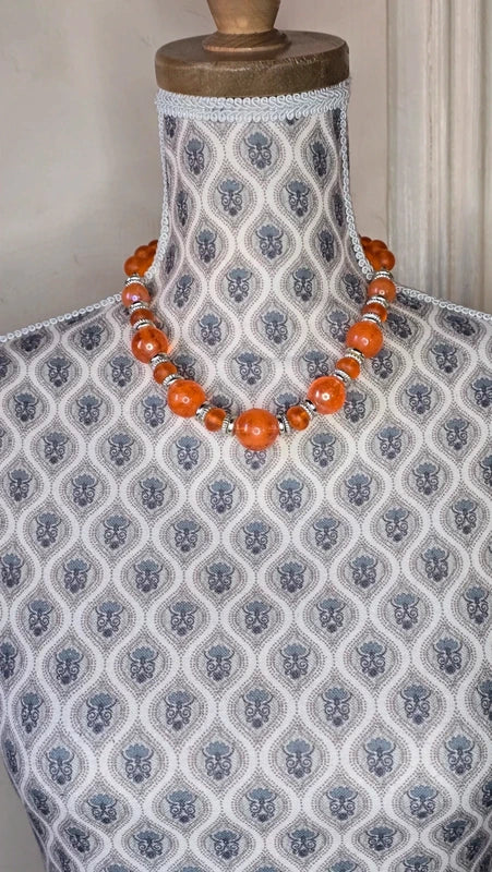collier vintage - neuf - grosses perles orange perles mates - séparateurs argenté - rétro