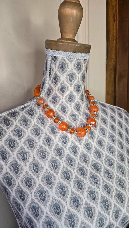 collier vintage - neuf - grosses perles orange perles mates - séparateurs argenté - rétro