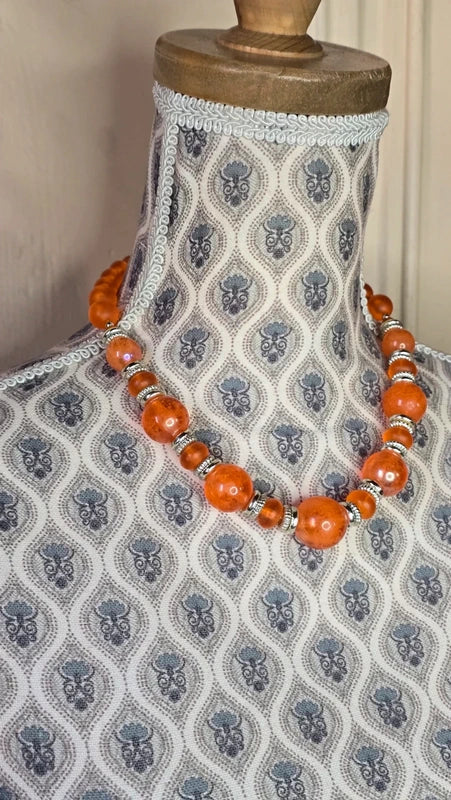 collier vintage - neuf - grosses perles orange perles mates - séparateurs argenté - rétro