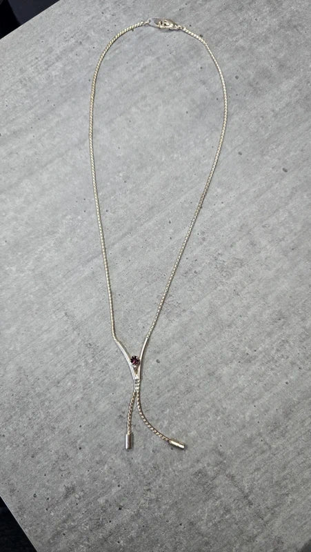 collier vintage - chaine argentée - pendentif mobile silhouette articulé - strass violet - forme y - chic