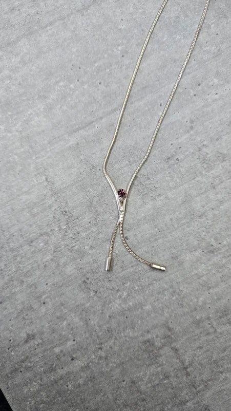 collier vintage - chaine argentée - pendentif mobile silhouette articulé - strass violet - forme y - chic