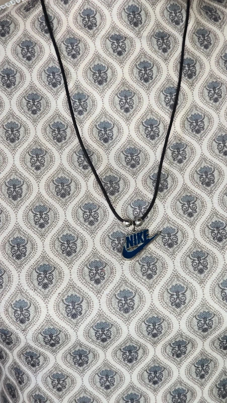 collier vintage - rétro années 2000 - logo NIKE bleu argenté - style Y2K streetwear