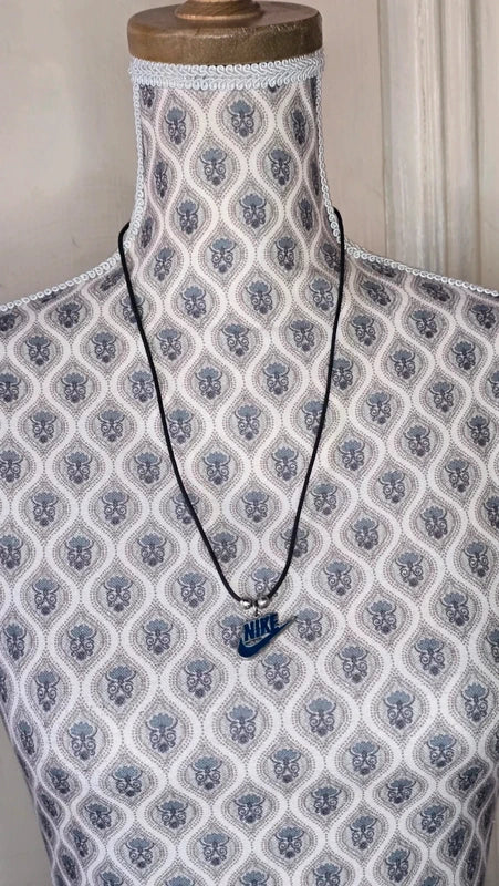 collier vintage - rétro années 2000 - logo NIKE bleu argenté - style Y2K streetwear