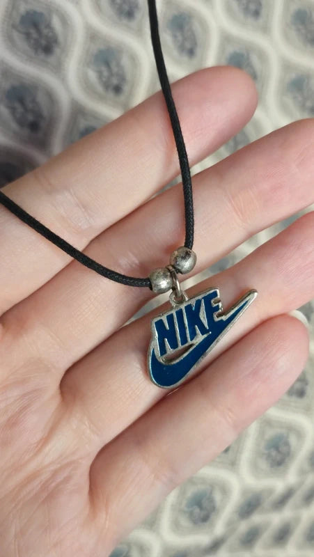 collier vintage - rétro années 2000 - logo NIKE bleu argenté - style Y2K streetwear