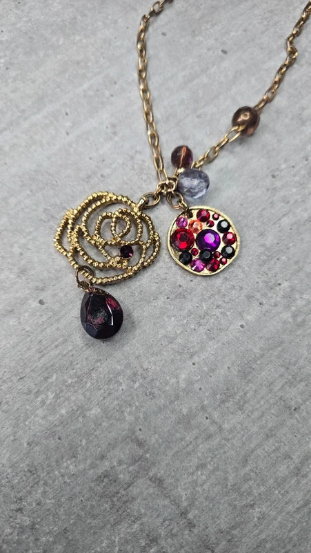 collier vintage - neuf - chaine doré chaine - pendentif rose cristaux rouge violet perles - chic élégant