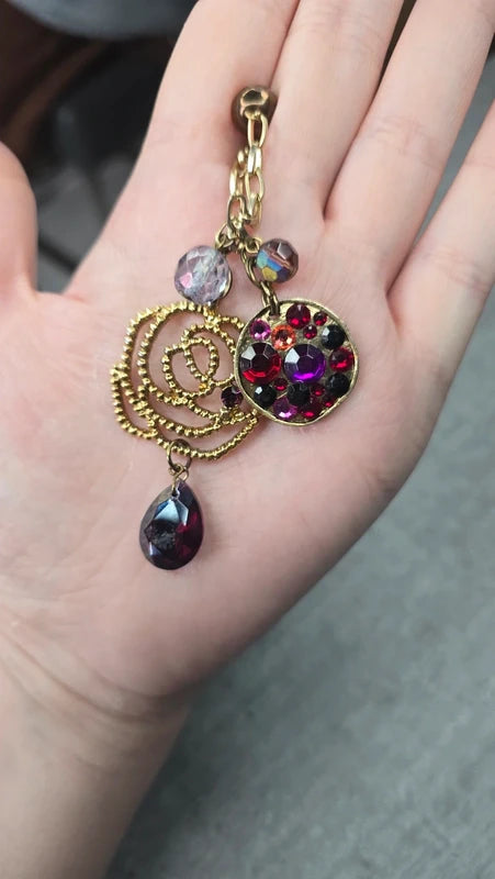 collier vintage - neuf - chaine doré chaine - pendentif rose cristaux rouge violet perles - chic élégant