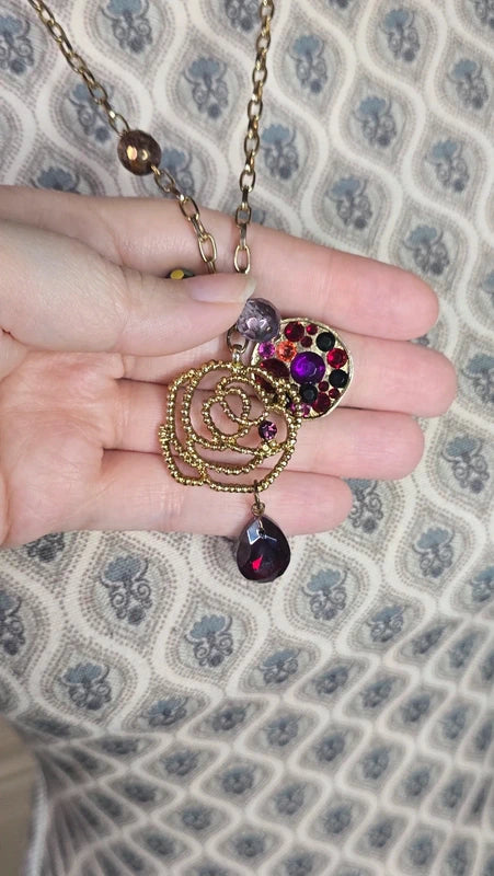 collier vintage - neuf - chaine doré chaine - pendentif rose cristaux rouge violet perles - chic élégant